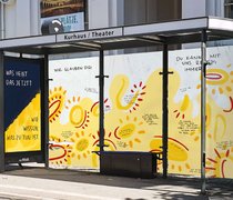Konzept einer Bushaltestelle mit großflächigen Plakaten, die das Thema sexualisierte Gewalt gegen Kinder öffentlich thematisiert.