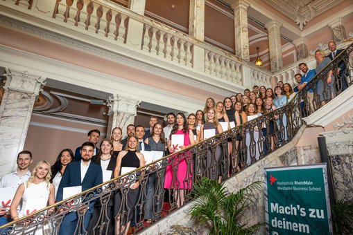 Absolvent:innen des Bachelorstudiengangs International Management. 