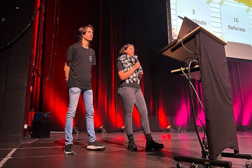 Vertreter:innen des Allgemeinen Studierendenausschusses (AStA) der Hochschule RheinMain stehen auf der Bühne des Schlachthofs.