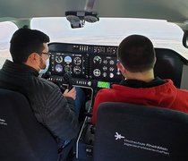 Zwei Personen trainieren im Flugsimulator der Hochschule RheinMain