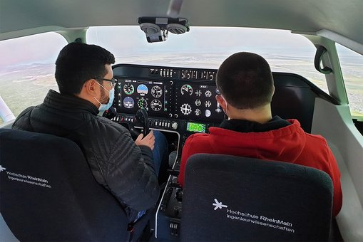 Zwei Personen trainieren im Flugsimulator der Hochschule RheinMain