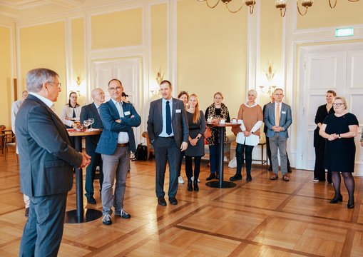 Die Gäste und das Dekanat bei der Begrüßung im Wiesbadener Rathaus. Foto: Felix Bittner