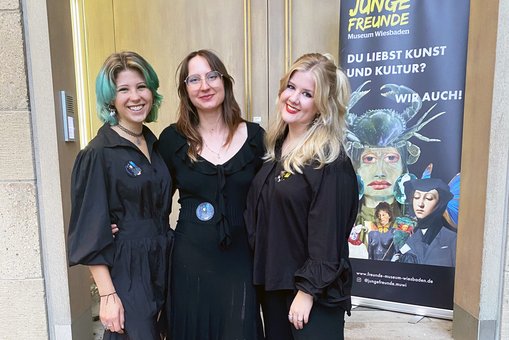 Sarah Cejpek, Katja Kunz und Marie Schumacher sind das Leitungsteam der Jungen Freunde des Museums Wiesbaden.