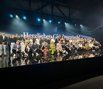 Gruppenfoto der Gewinner:innen des ADC Talent Awards 2024 auf einer Bühne