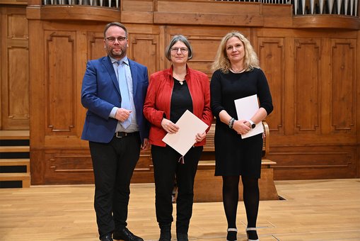 Staatsminister Timon Gremmels mit Prof. Dr. Cornelia Füssenhäuser und Diana Bruski