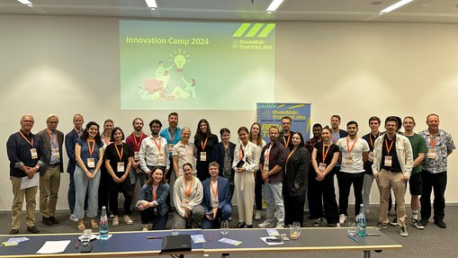 Gruppenfoto der Teilnehmer:innen, der Jury und des Orga-Teams des Innovation Camps 2024