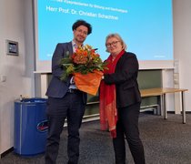 Prof. Dr. Eva Waller, Präsidentin der Hochschule RheinMain, gratuliert Prof. Dr. Christian Schachtner zur Wahl zum Vizepräsidenten für Bildung und Nachhaltigkeit.