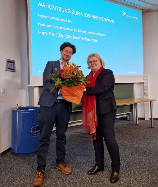 Prof. Dr. Eva Waller, Präsidentin der Hochschule RheinMain, gratuliert Prof. Dr. Christian Schachtner zur Wahl zum Vizepräsidenten für Bildung und Nachhaltigkeit.