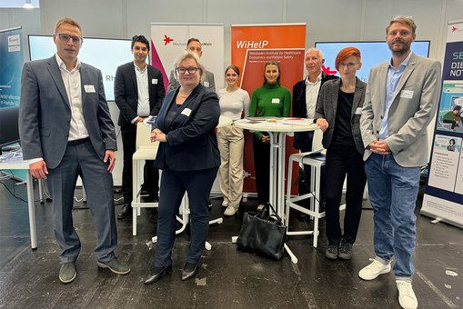 Gruppenfoto der Vertreter:innen der Hochschule RheinMain an Ihrem Stand beim eHealth-Kongress in Offenbach am Main