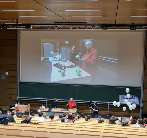 Birgit Scheppat zeigt Elektrolyseur