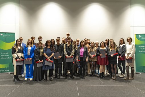 Gruppenfoto der Absolvent:innen des Bachelorstudiengangs Soziale Arbeit