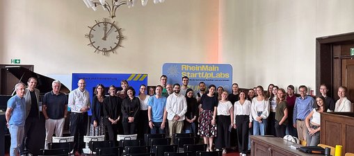 Gruppenfoto im Alten Gericht Wiesbaden mit den Teilnehmenden des Project Power Pitch Days. 