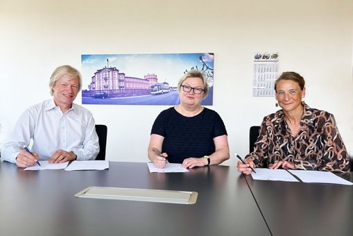 Marion Hebding (Geschäftsführerin ESWE Verkehr), Prof. Dr. Eva Waller (Präsidentin der Hochschule RheinMain) und  Jan Görnemann (Geschäftsführer ESWE Verkehr).