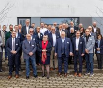 HSRM-Präsidentin Prof. Dr. Eva Waller und Vizepräsident Prof. Dr. Andreas Brensing mit Wissenschaftler:innen und Beiratsmitgliedern des Forschungszentrums AZARE.