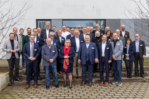 HSRM-Präsidentin Prof. Dr. Eva Waller und Vizepräsident Prof. Dr. Andreas Brensing mit Wissenschaftler:innen und Beiratsmitgliedern des Forschungszentrums AZARE.