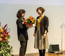 Prof. Dr. Edeltraud Gehrig erhält den Preis für Engagement in der Lehre von Vizepräsidentin Prof. Dr. Christiane Jost.