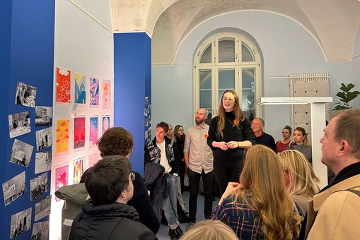 Prof. Jacqueline Hen spricht im Pop-up-Store des Alten Gerichts zu den Gästen der Kalenderpräsentation