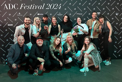 Gruppenfoto der Kommunikationsdesignstudierenden der HSRM beim ADC Talent Award 2024