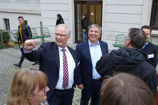 Im Innenhof des fachbereichs Wiesbaden Business School mit Prof. Dr. Bernhard Heidel (li.) und Prodekan Prof. Dr. Oliver Read (re.).