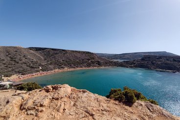 Ein Panoramafoto über die Bucht Ghajin Tuffieha, die sich auf Malta befindet.