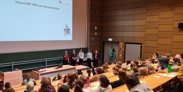 Am Ende der Vorlesung hatten alle fünf Referentinnen noch heiße Tipps parat, was beim Sprachenlernen helfen kann. © Michaela Kreuzpointner | Hochschule RheinMain