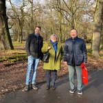 Prof. Dr. Claus-Peter Ernst, Prof. Dr. Eva Waller und Dr. Byong-Jin You laufen über den Campus