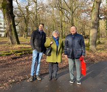 Prof. Dr. Claus-Peter Ernst, Prof. Dr. Eva Waller und Dr. Byong-Jin You laufen über den Campus