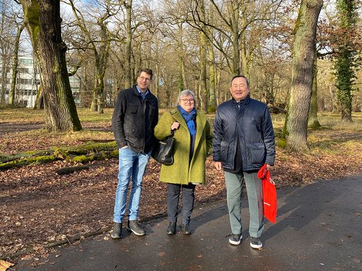 Prof. Dr. Claus-Peter Ernst, Prof. Dr. Eva Waller und Dr. Byong-Jin You laufen über den Campus