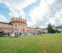 Abschlussfeier Media: Conception & Production im Schloss Biebrich.