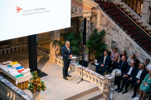 Oberbürgermeister Gert-Uwe Mende spricht zu den Teilnehmenden der Graduierungsfeier. 