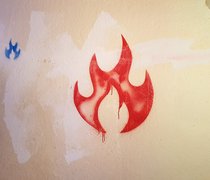 Graffiti des Key Visuals der Werkschau an der Wand im Treppenhaus im Haus Metzler