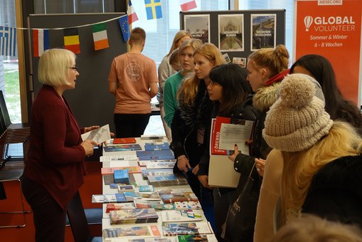 Silke Schuster vom International Office der Hochschule RheinMain berät zum Auslandsaufenthalt