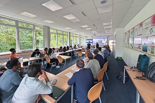 Blick in den Veranstaltungsraum mit Teilnehmenden des Hydrogen Safety Symposiums