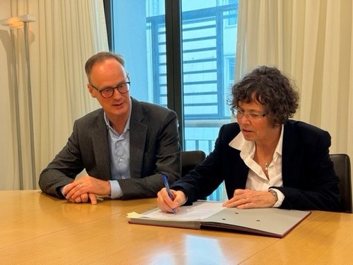 Marcus Nähser, Vorstandsvorsitzender der Nassauische Sparkasse und Prof. Dr. Christiane Jost, Vizepräsidentin der HSRM, bei der Vertragsunterzeichung. Foto: Nassauische Sparkasse