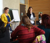 Prof. Dr. Heidrun Schulze, Prof. Dr. Tanja Grendel und Rita Nunes (v.l.) diskutieren mit den Fachkräften 