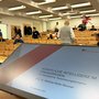 Blick über den Präsentationsbildschirm in einen Hörsaal der Hochschule RheinMain kurz vor Beginn des 10. Wiesbadener Versicherungskongresses