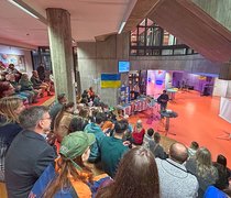 Blick in das vollbesetzte Foyer eines Gebäudes der Hochschule RheinMain während des Länderabends Ukraine