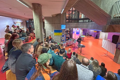 Blick in das vollbesetzte Foyer eines Gebäudes der Hochschule RheinMain während des Länderabends Ukraine