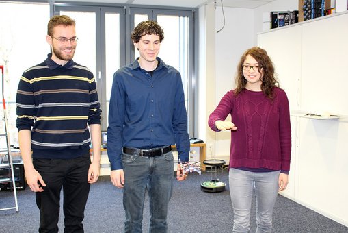 Die Studierenden Benjamin Weißer, Daniel López und Annalena Gutheil demonstrieren MIMIC