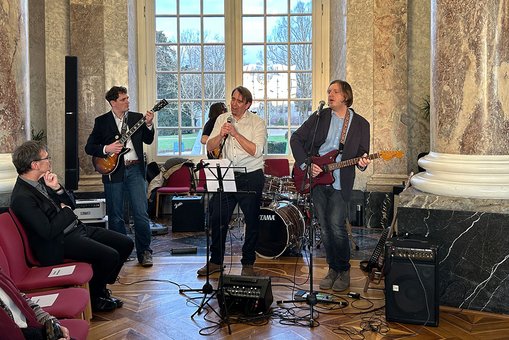 Die Band „Softwerk“ tritt während der Abschlussfeier der Informatik-Studiengänge im Schloss Biebrich auf.