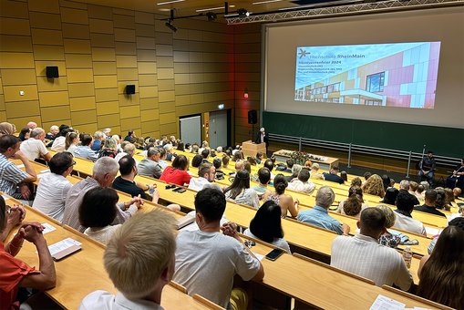 Blick in einen vollbesetzten Hörsaal der Hochschule RheinMain