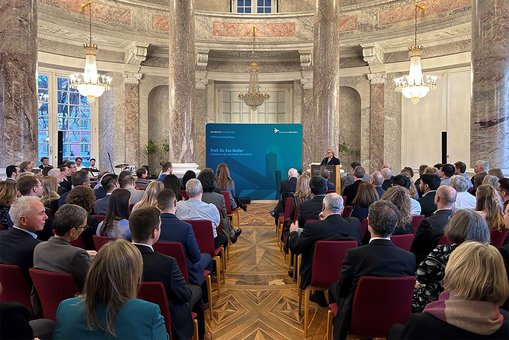 Blick in die Rotunde während der Abschlussfeier der Informatik-Studiengang der Hochschule RheinMain