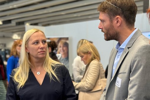 Prof. Dr. Johannes Luderschmidt im Gespräch mit Gesundheitsministerin Diana Stolz beim eHealth-Kongress in Offenbach am Main