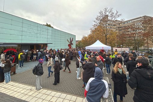 Schüler:innen auf dem Campus Kurt-Schumacher-Ring der Hochschule RheinMain