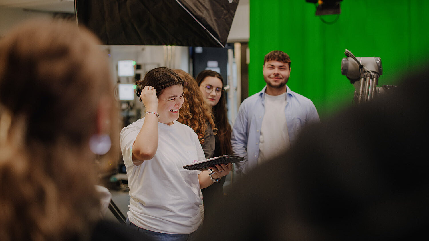 Media Management: Videoproduktion Blick auf einen Green-Screen zur Videoproduktion