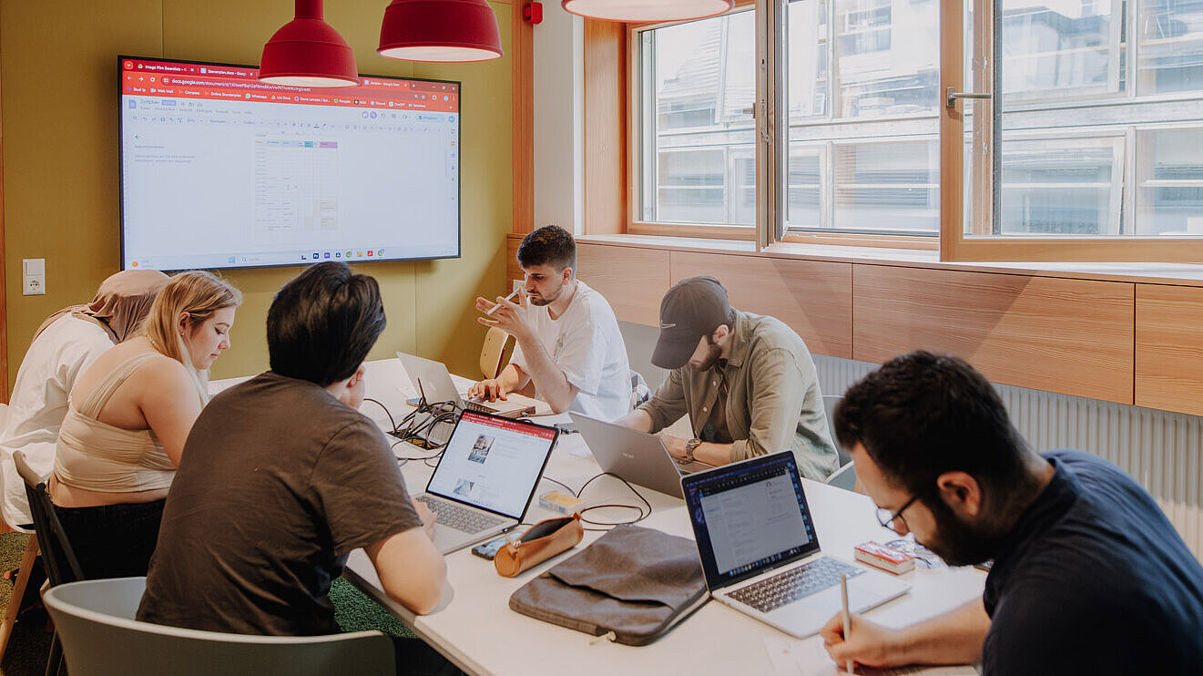 Media Mangament Studierende präsentieren ihre Gruppenarbeit