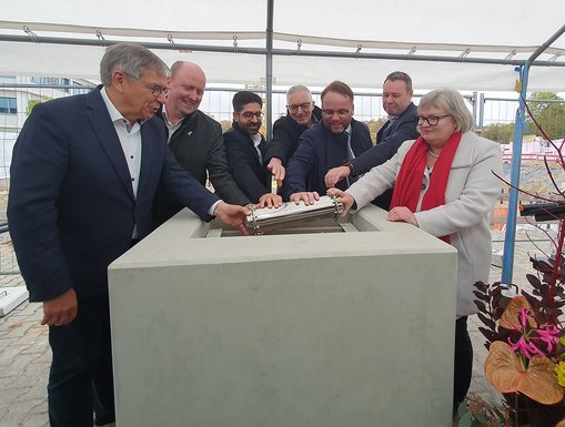 Von links: Oberbürgermeister Gert-Uwe Mende, Staatssekretär Uwe Becker, Staatsminister Kaweh Mansoori, Geschäftsführer Konrad Zündorf, Staatsminister Timon Gremmels, Ulrich Schielein und Prof. Dr. Eva Waller. © Studierendenwerk Frankfurt am Main 