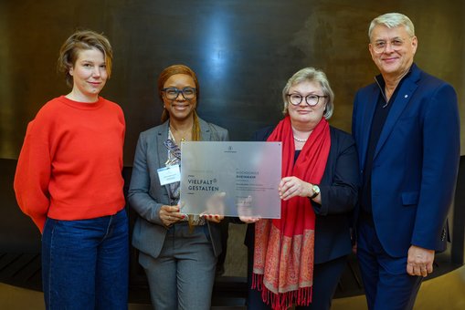 v. l.: Kathrin Peltz, Prof. Dr. Abiola Sarnecki, Prof. Dr. Eva Waller (alle HSRM) und Dr. Volker Meyer-Guckel, Generalsekretär des Stifterverbandes © Peter Himsel | Stifterverband