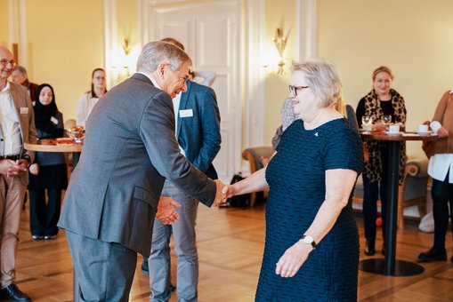 Die Präsidentin der Hochschule RheinMain, Prof. Dr. Eva Waller, mit Oberbürgermeister Gert-Uwe Mende. Foto: Felix Bittner